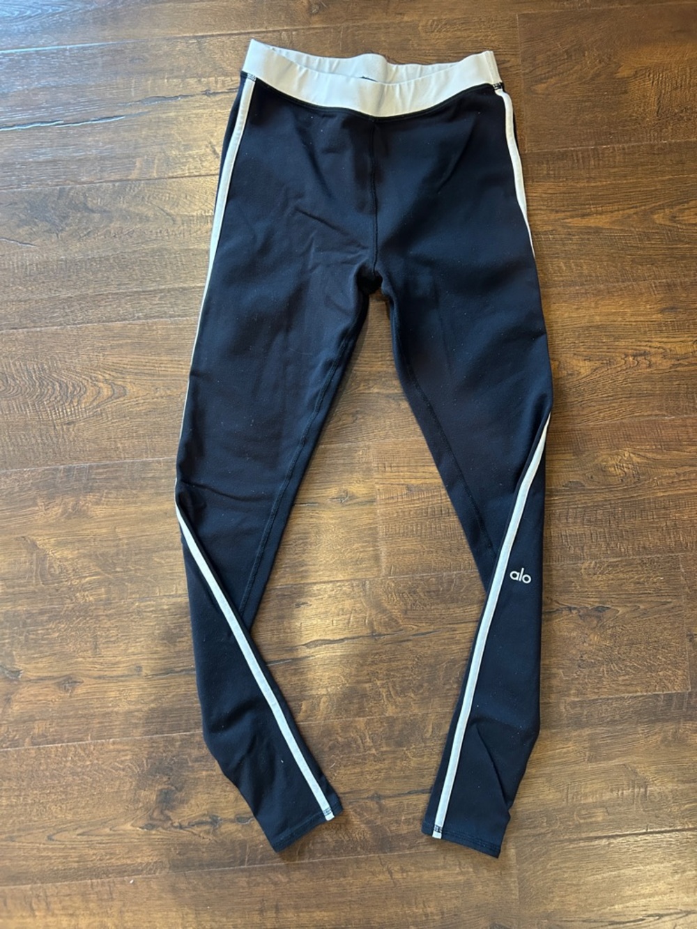 ALO Yoga Women’s Black Leggings with White Piping